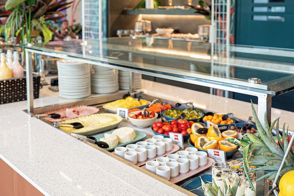 Desayuno buffet diario (COP 45000 por persona)