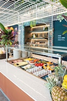 Ein reichhaltiges Buffet mit Obst, Gemüse und Getränken.