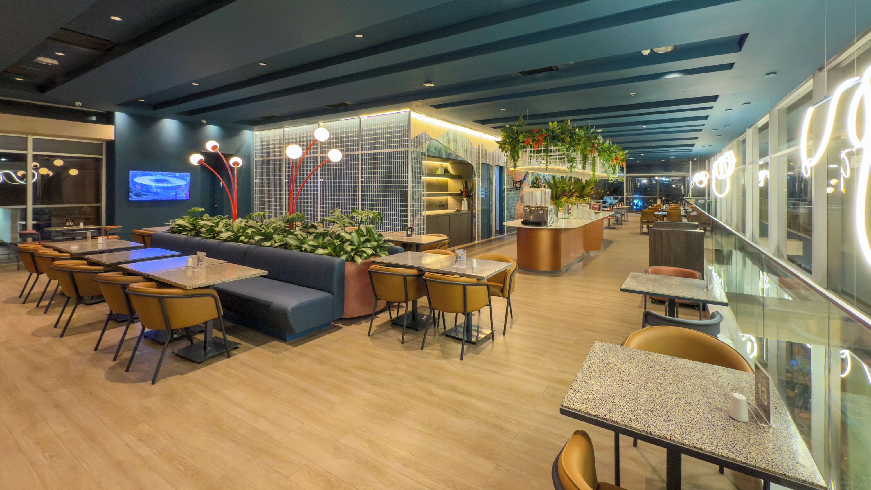 breakfast, lunch, dinner served; international cuisine