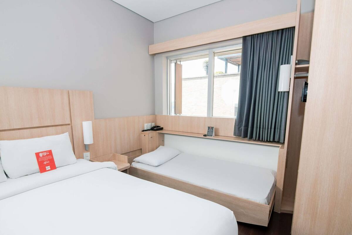 Quarto, várias camas | Cofres nos quartos, escrivaninha, cortinas blackout