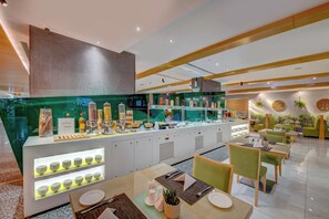 Breakfast, lunch and dinner served - Al Khoory Executive Hotel (Dubai)