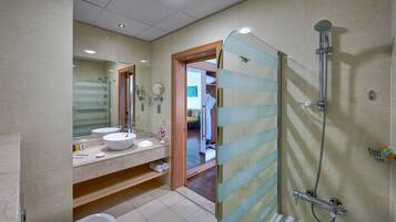 Kombinasi shower/bathtub dan perlengkapan mandi gratis