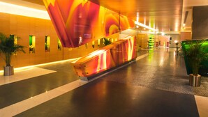 Eine moderne Lobby mit einer einzigartigen, farbenfrohen, schwebenden Skulptur und einem polierten Boden.