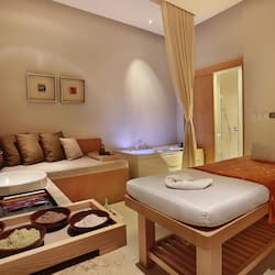 Salas de tratamiento para parejas, una bañera de hidromasaje