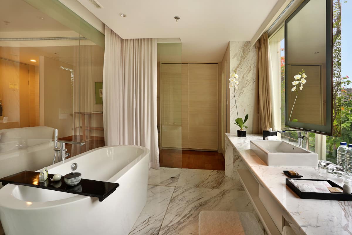 junior suite, 1 bedroom | bathroom | shower, rainfall showerhead, free toiletries, hair dryer