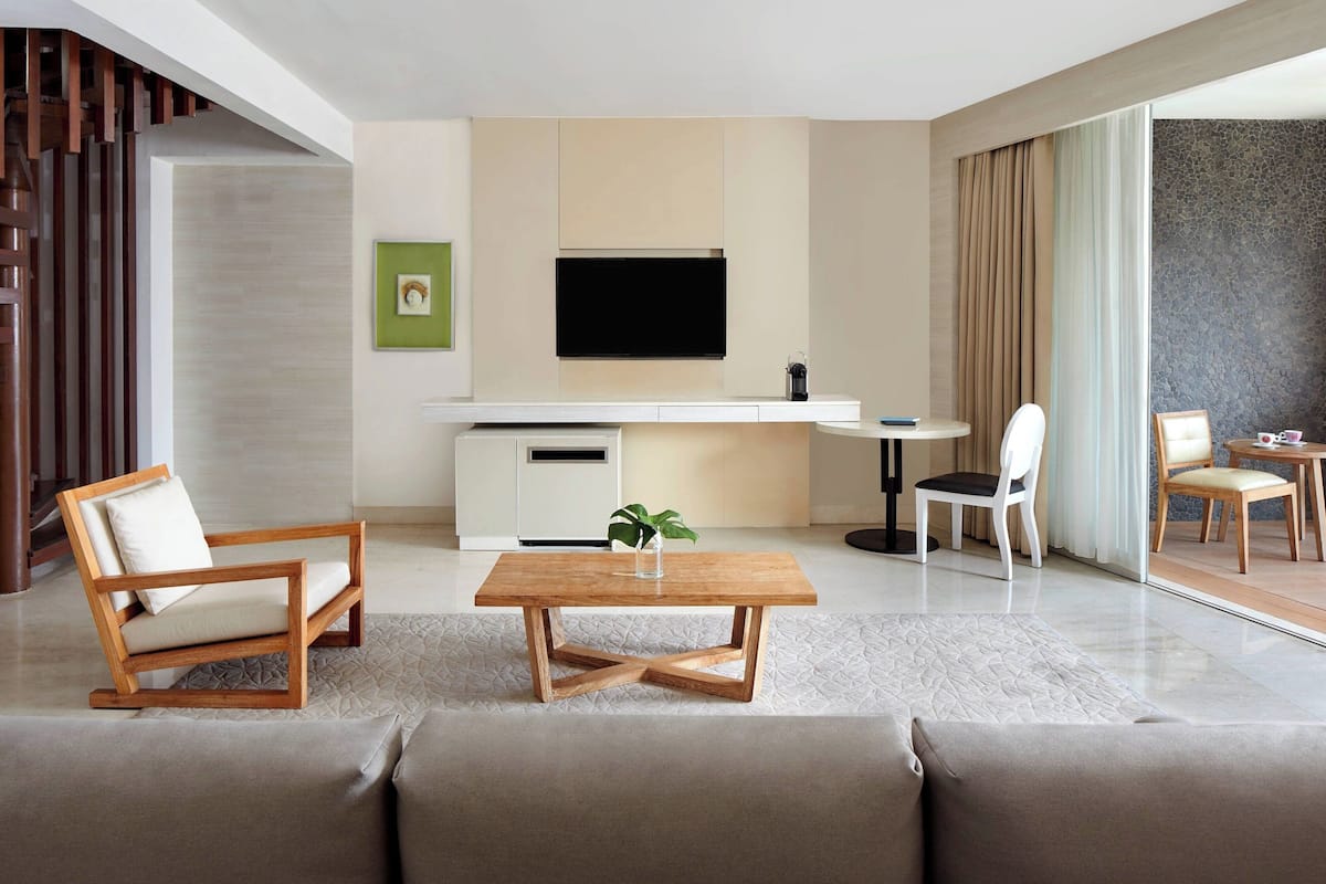 Autograph, Suite, 1 habitación, vista a la alberca | Área de sala de estar | Televisión LED de 42 pulgadas con canales por cable y televisión