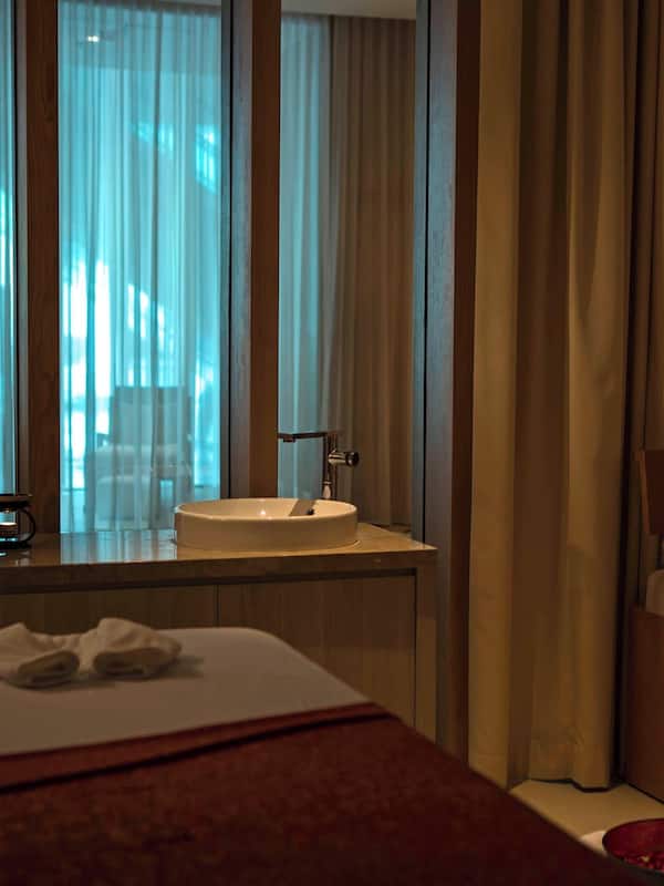 Salas de tratamiento para parejas, una bañera de hidromasaje