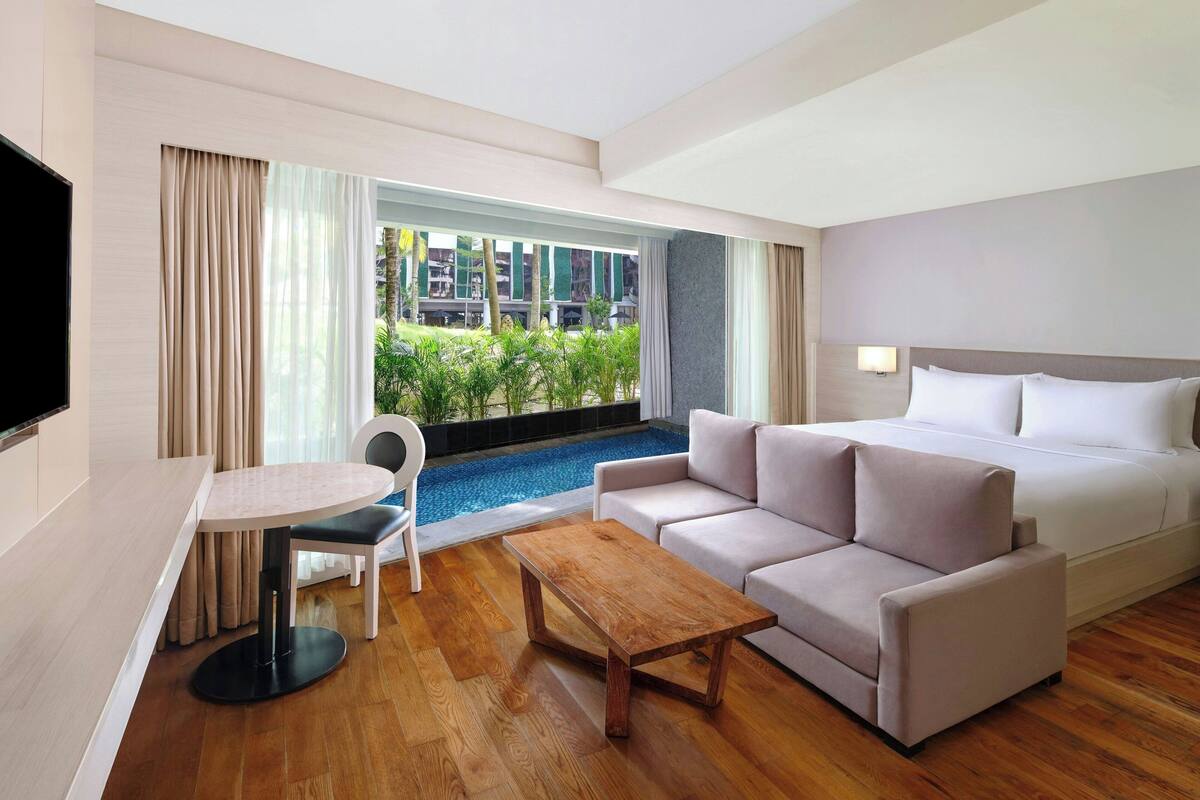 deluxe suite, 1 bedroom, pool view | pool | outdoor pool, open 8:00 am to 9:00 pm, pool cabanas (surcharge)