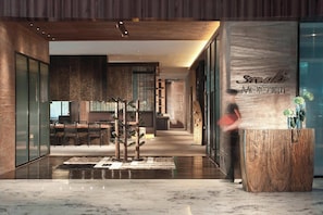 3 restaurants, breakfast, lunch, dinner served; Korean cuisine - Renaissance Shanghai Caohejing Hotel (Shanghai)