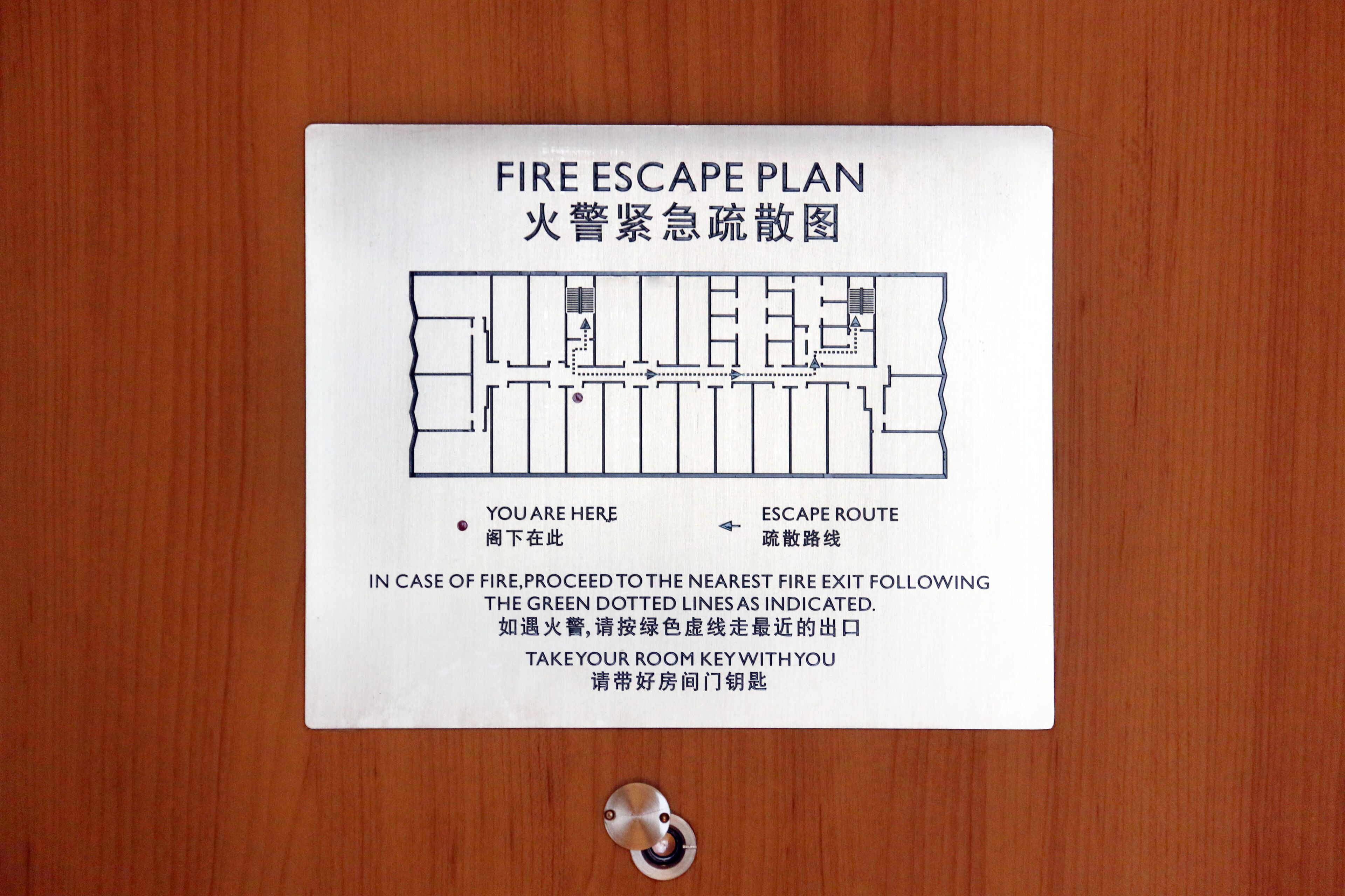 A fire escape plan with a floor plan and instructions in English and Chinese.