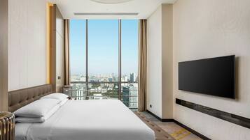 Cubrecamas, minibar y caja de seguridad en la habitación