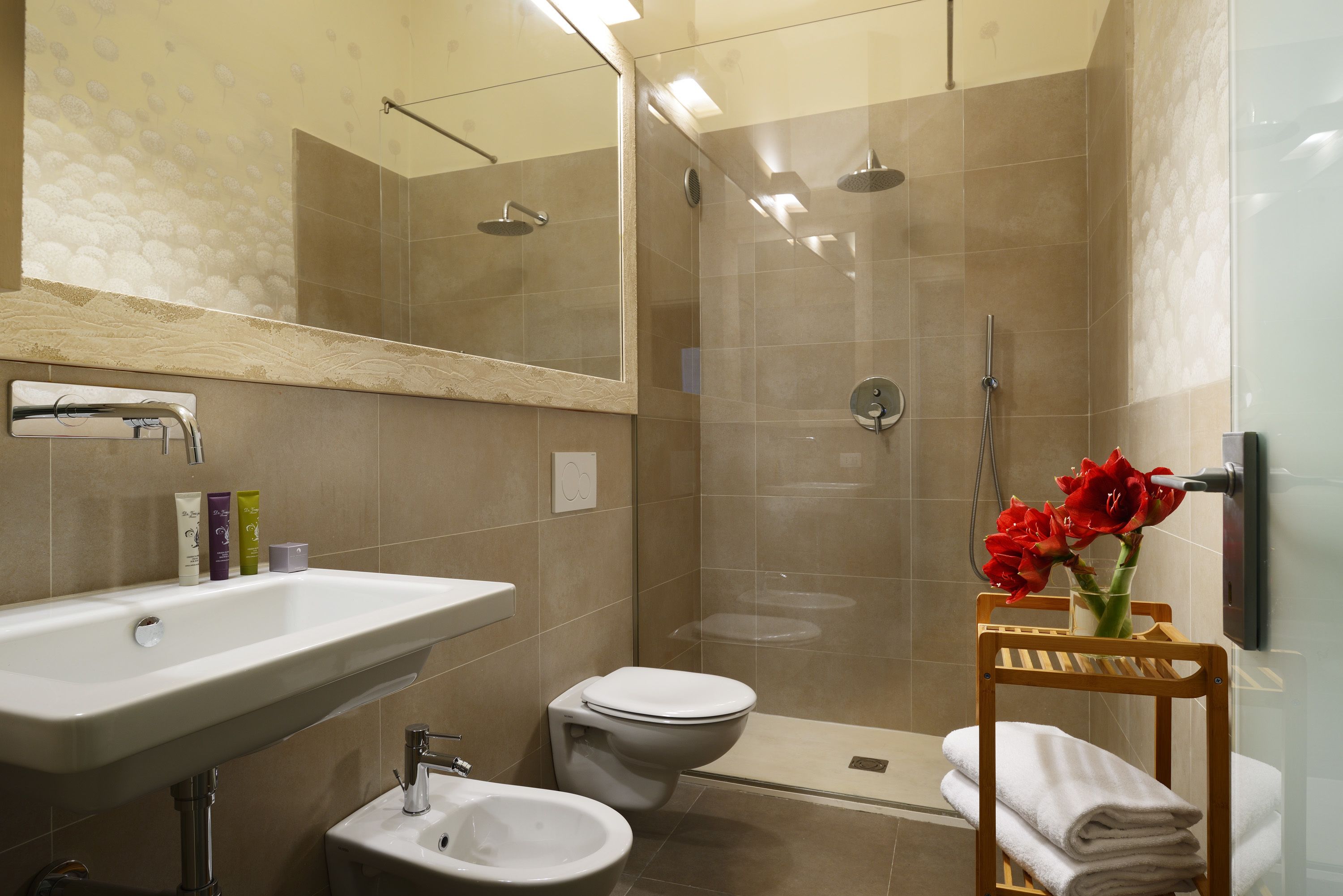 Apartment ( Blue Angels Loft -Via della Spada 6) | Badezimmer | Regendusche, Designer-Toilettenartikel, Haartrockner, Bademäntel