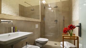 Apartment ( Blue Angels Loft -Via della Spada 6) | Badezimmer | Regendusche, Designer-Toilettenartikel, Haartrockner, BademÀntel