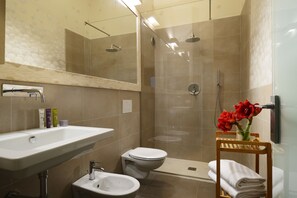 Apartment ( Blue Angels Loft -Via della Spada 6) | Bathroom | Rainfall showerhead, designer toiletries, hair dryer, bathrobes - Art and Luxury Apartments (Florence)