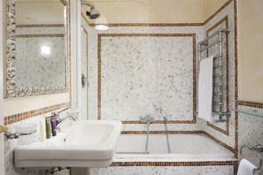 Rainfall showerhead, designer toiletries, hair dryer, bathrobes - Art and Luxury Apartments (Florence)