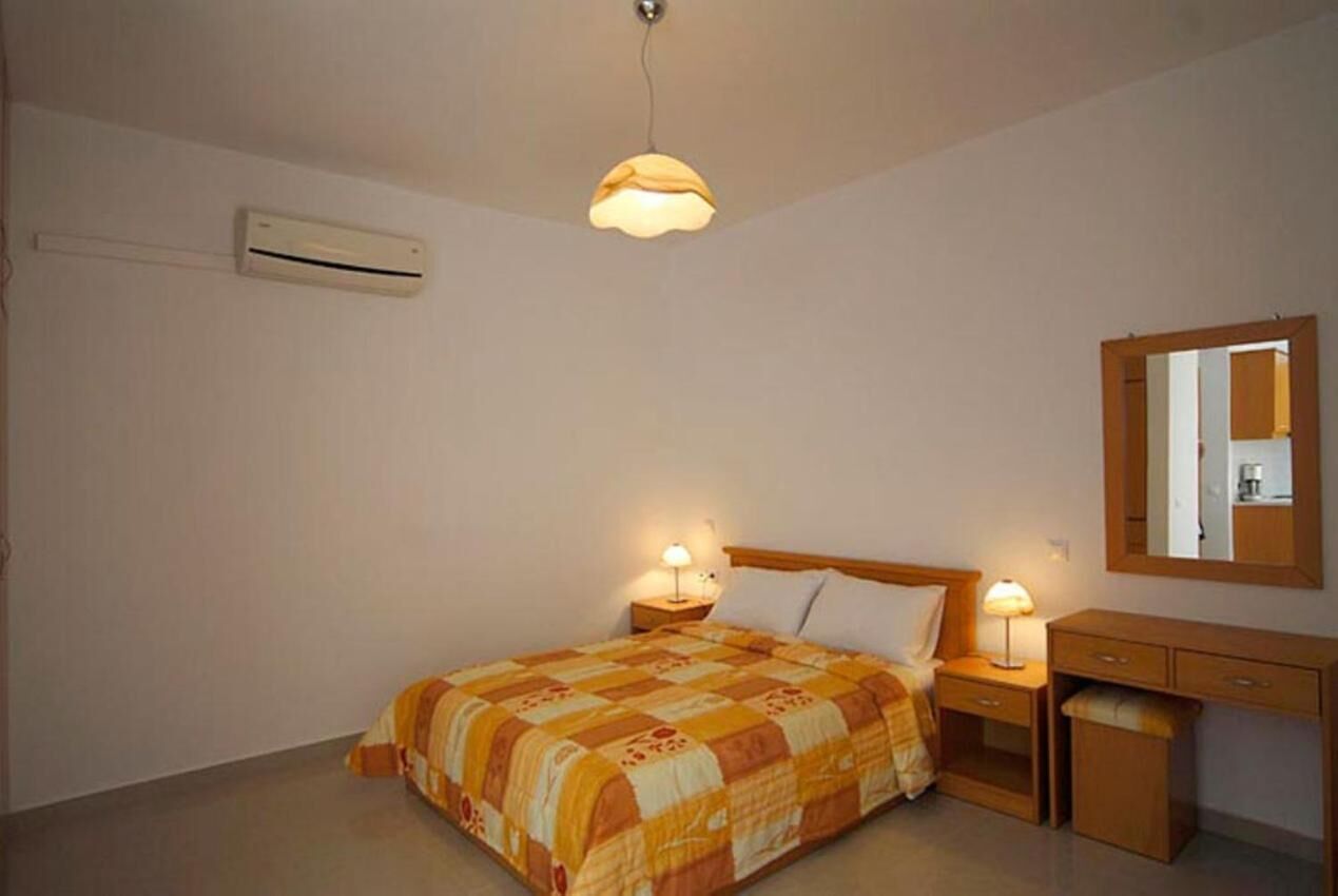 1 makuuhuone, pimennysverhot, äänieristys, silitysrauta/-lauta