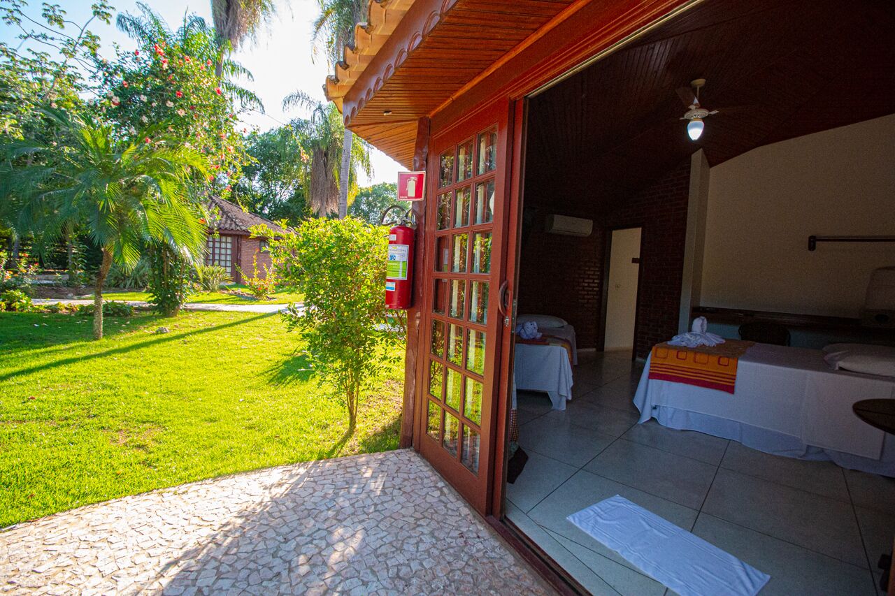 Frigobar, cofres nos quartos, escrivaninha, cortinas blackout