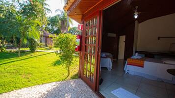 Frigobar, cofres nos quartos, escrivaninha, cortinas blackout