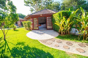 Minibaari, tallelokero huoneessa, työpöytä, pimennysverhot