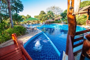 3 kolam renang outdoor