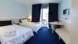 Standard Double Room Single Use | Living area | 22-inch TV with digital channels - Nicotel Ostuni (Carovigno)