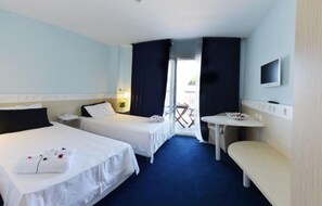 Habitación doble estándar de uso individual | Área de sala de estar | Televisión de 22 pulgadas con canales digitales 