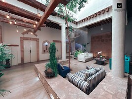 Suite estándar, 1 cama de matrimonio | Zona de estar | Televisión LED de 40 pulgadas con canales por cable