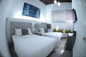 Sengetøy av topp kvalitet, dundyner og safe på rommet