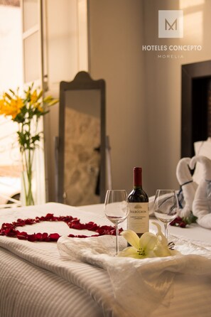 Premium bedding, down comforters, in-room safe, individually decorated - M Hoteles Concepto (Morelia)