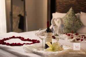 Premium bedding, down comforters, in-room safe, individually decorated - M Hoteles Concepto (Morelia)