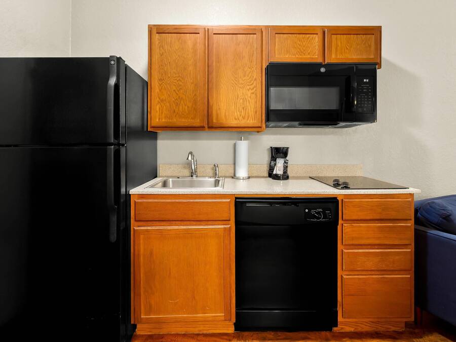 Coffee/tea maker, fridge, microwave, stovetop