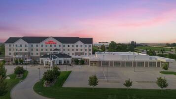 Fachada da propriedade à noite