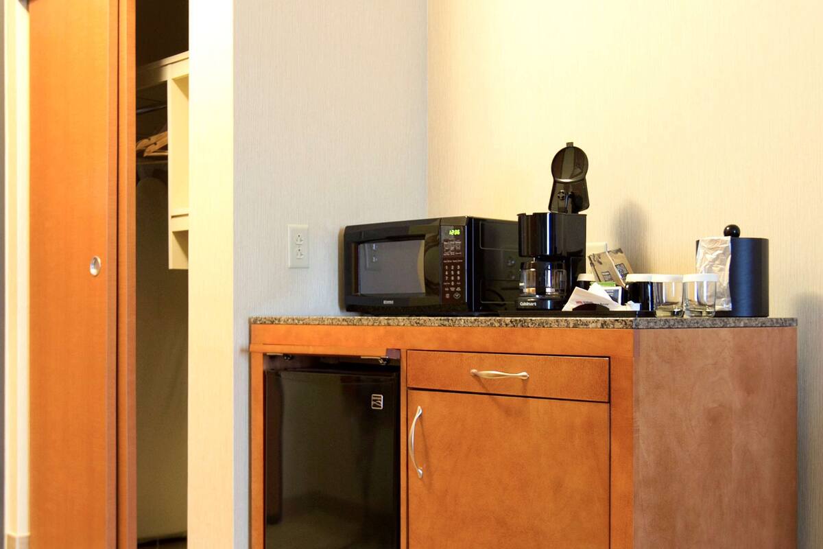 1 bedroom, down duvets, desk, blackout curtains