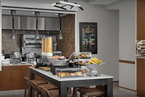 Morgenmad tilberedt efter bestilling hver dag (12.00 USD pr. person)