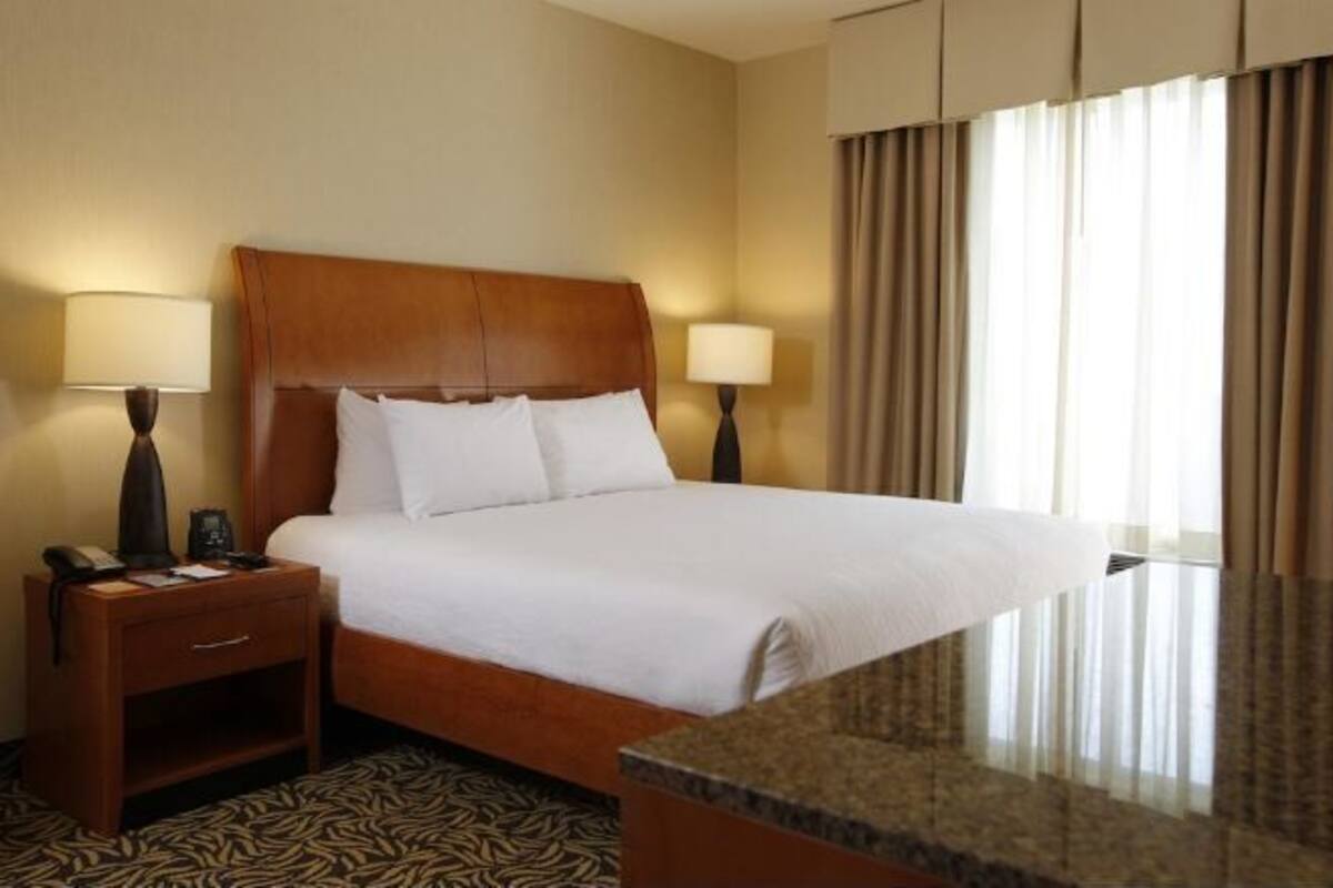 1 dormitorio, edredones de plumas, escritorio y cortinas opacas