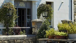 A building with a sign reading 'The Pig in the Wall' indicating rooms and breakfast. - The Pig in the Wall (Southampton)