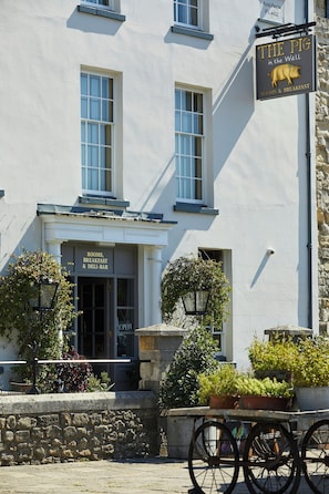 Exterior detail - The Pig in the Wall (Southampton)