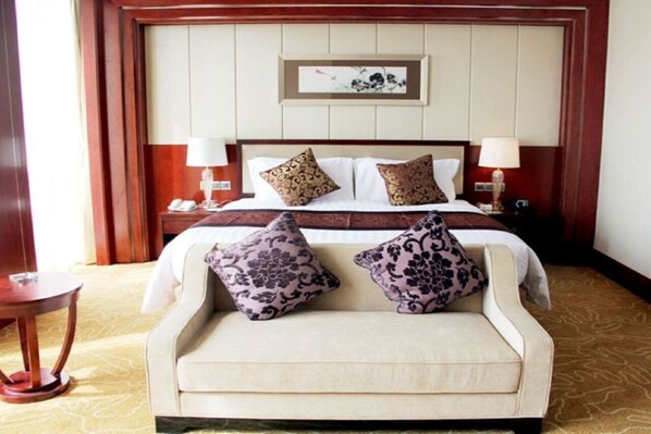 Zimmersafe, Babybetten, Bettwäsche, Wecker