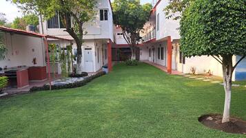 Vista frontal de la propiedad