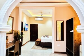 Executive Studio Suite | Individually decorated, individually furnished, desk, free WiFi