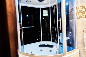 Executive Studio Suite | Bathroom | Free toiletries, towels - Grand Casamora (Accra)