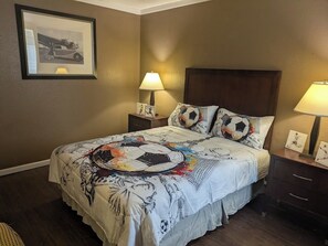 One Queen Bed Non-Smoking | Free WiFi, bed sheets - Arrowhead Inn (Kansas City)