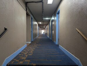 Hallway - Arrowhead Inn (Kansas City)