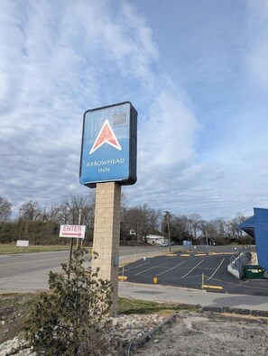 Front of property - Arrowhead Inn (Kansas City)