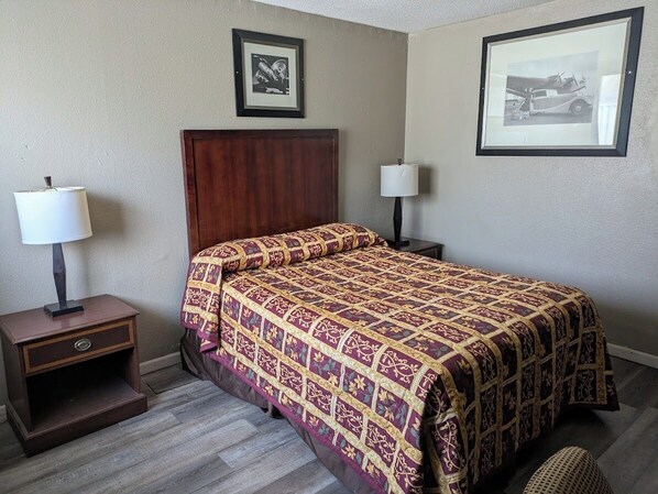 One Queen Bed Non-Smoking | Free WiFi, bed sheets