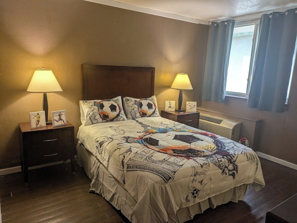 One Queen Bed Non-Smoking | Free WiFi, bed sheets