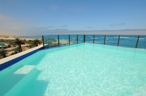 Outdoor pool, sun loungers - Beach Hotel Swakopmund (Swakopmund)