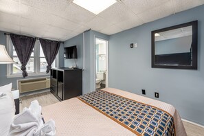 Premium bedding, desk, laptop workspace, blackout curtains - Hammock Inn & Suites - Jersey Shore (Seaside Heights)
