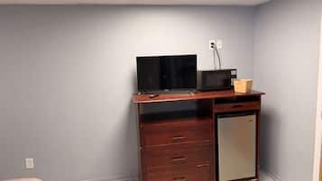 Roupas de cama premium, escrivaninha, espaço de trabalho para notebook