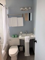 Roupas de cama premium, escrivaninha, espaço de trabalho para notebook
